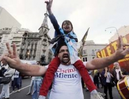 America latina/ Libertà di stampa in Argentina; Ecuador sfida Chevron e Usa