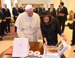 ARGENTINA: Cristina Fernandez da Papa Francesco